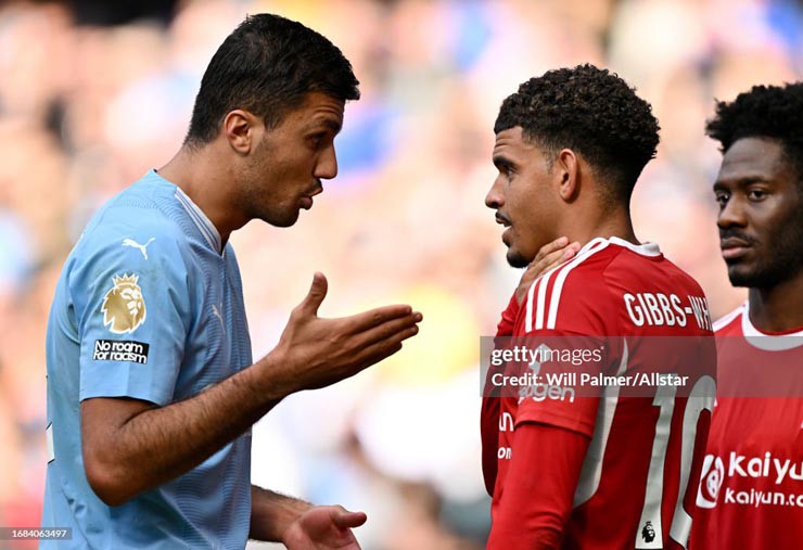 &#34;Tiền vệ hay nhất châu Âu&#34; bóp cổ đối phương, Man City thiệt quân trước Arsenal - 14