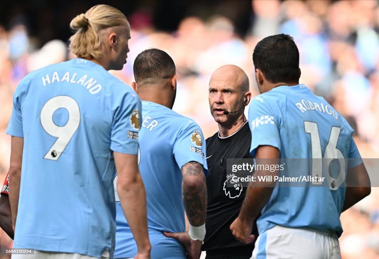 &#34;Tiền vệ hay nhất châu Âu&#34; bóp cổ đối phương, Man City thiệt quân trước Arsenal - 4