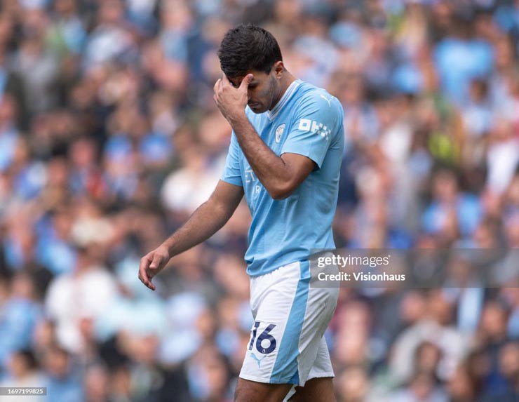 &#34;Tiền vệ hay nhất châu Âu&#34; bóp cổ đối phương, Man City thiệt quân trước Arsenal - 15