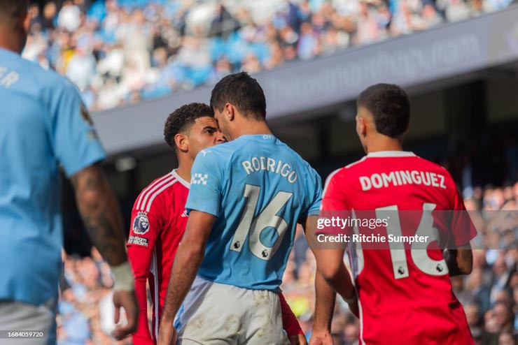 &#34;Tiền vệ hay nhất châu Âu&#34; bóp cổ đối phương, Man City thiệt quân trước Arsenal - 5