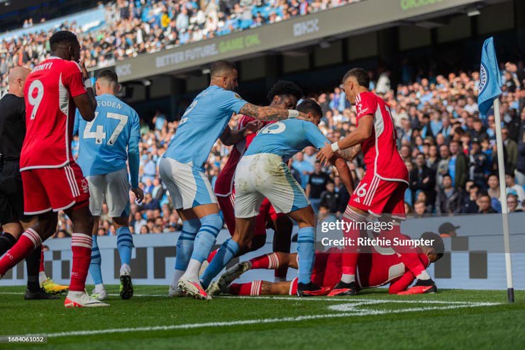 &#34;Tiền vệ hay nhất châu Âu&#34; bóp cổ đối phương, Man City thiệt quân trước Arsenal - 6