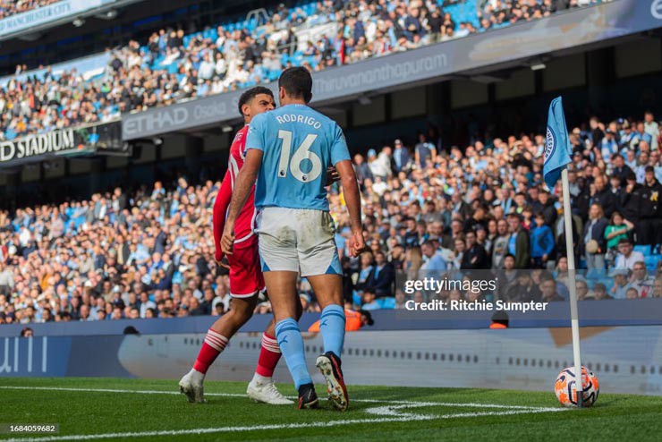 &#34;Tiền vệ hay nhất châu Âu&#34; bóp cổ đối phương, Man City thiệt quân trước Arsenal - 7