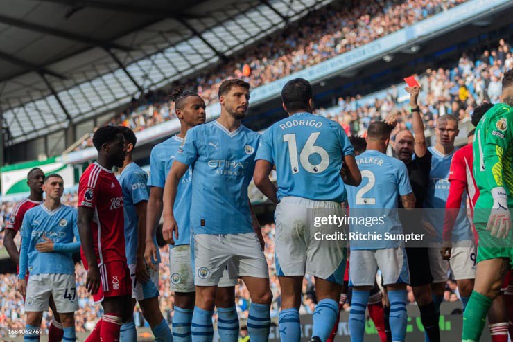 &#34;Tiền vệ hay nhất châu Âu&#34; bóp cổ đối phương, Man City thiệt quân trước Arsenal - 1