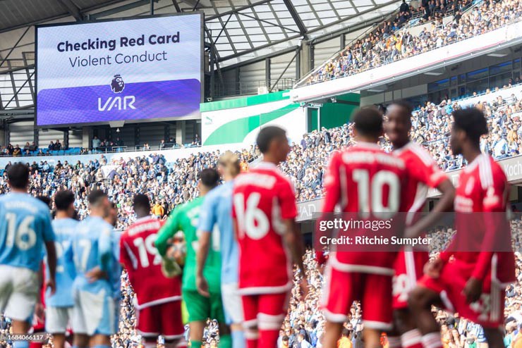 &#34;Tiền vệ hay nhất châu Âu&#34; bóp cổ đối phương, Man City thiệt quân trước Arsenal - 8