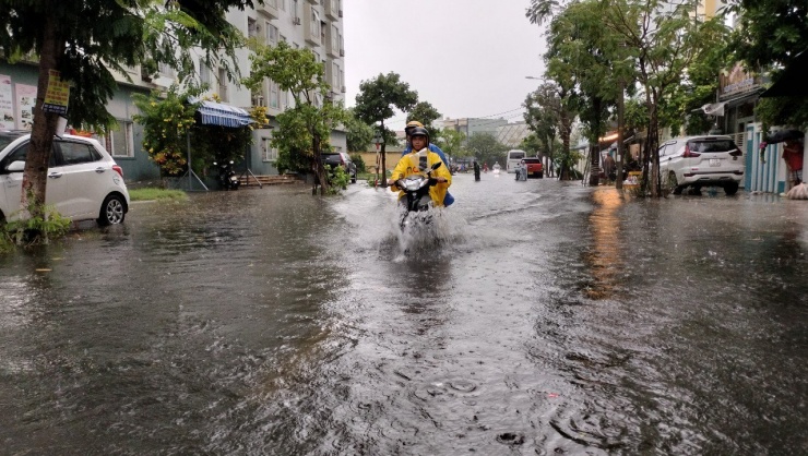 Theo ghi nhận của phóng viên Tiền Phong, trận mưa đã làm nhiều tuyến đường ở quận Sơn Trà ngập cục bộ.