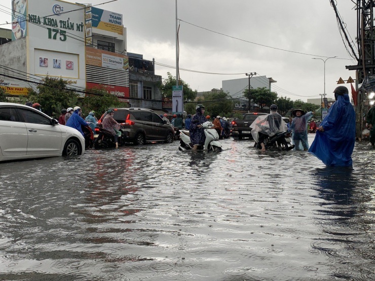 Vào 4 giờ sáng nay, vị trí tâm áp thấp nhiệt đới cách Đà Nẵng khoảng 340km về phía đông đông nam, cách Quảng Ngãi khoảng 240km về phía đông. Sức gió mạnh nhất vùng gần tâm áp thấp nhiệt đới mạnh cấp 6 (39-49km/giờ), giật cấp 8.