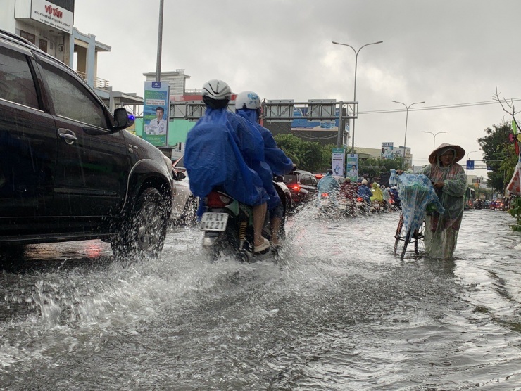 Trong khi đó, tại quận Thanh Khê, Liên Chiểu mưa lớn cũng đã làm nhiều tuyến đường ngập tương tự, khiến giao thông đi lại của người dân gặp khó khăn.