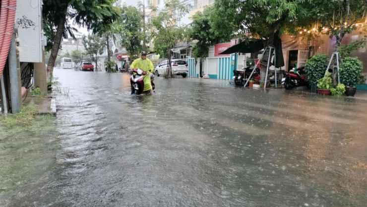 Đường Bùi Dương Lịch (quận Sơn Trà) ngập nước vào sáng sớm nay.