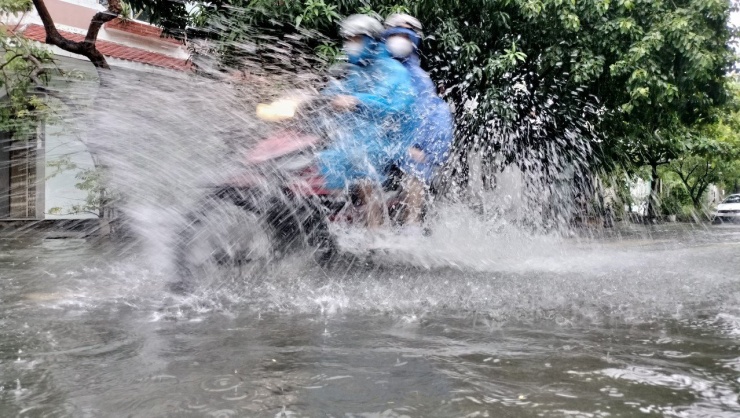 Mưa lớn đúng vào thời điểm giờ học sinh đi học, cán bộ, công nhân, công chức... đi làm đã khiến việc di chuyển gặp khó khăn.