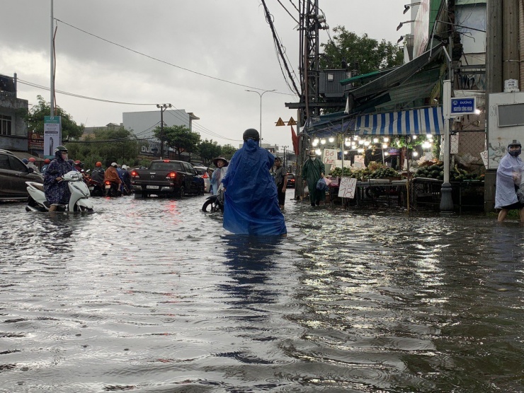 Ban Chỉ huy Phòng chống thiên tai, tìm kiếm cứu nạn và phòng thủ dân sự thành phố Đà Nẵng ban hành Công điện đề nghị các sở, ban, ngành, đơn vị, địa phương chủ động ứng phó với áp thấp nhiệt đới (ATNĐ) và ngập úng, lũ quét, sạt lở đất, sụt lún đất do mưa lũ hoặc dòng chảy trên địa bàn thành phố Đà Nẵng.