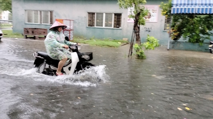 Đến 4 giờ sáng mai (26/9), tâm áp thấp nhiệt đới trên vùng biển từ Đà Nẵng đến Quảng Ngãi với sức gió mạnh nhất vùng gần tâm áp thấp nhiệt đới mạnh cấp 6-7, giật cấp 9.