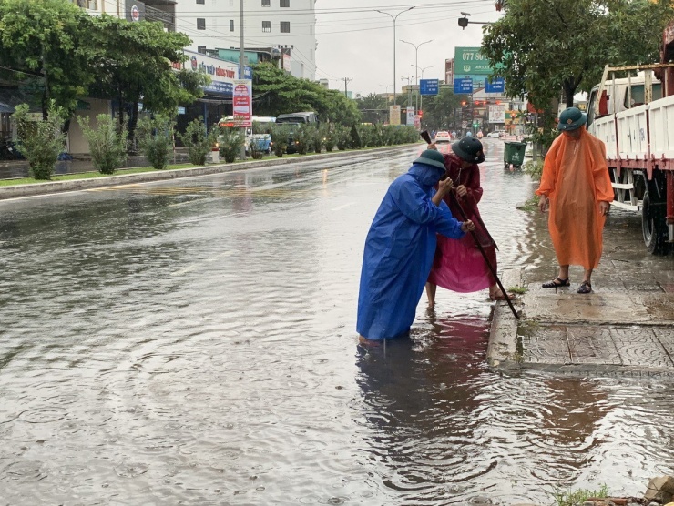 Dự báo trong 24 giờ tới (tính từ 4 giờ sáng nay), áp thấp nhiệt đới di chuyển chủ yếu theo hướng tây tây bắc, mỗi giờ đi được 10-15km và mạnh thêm.