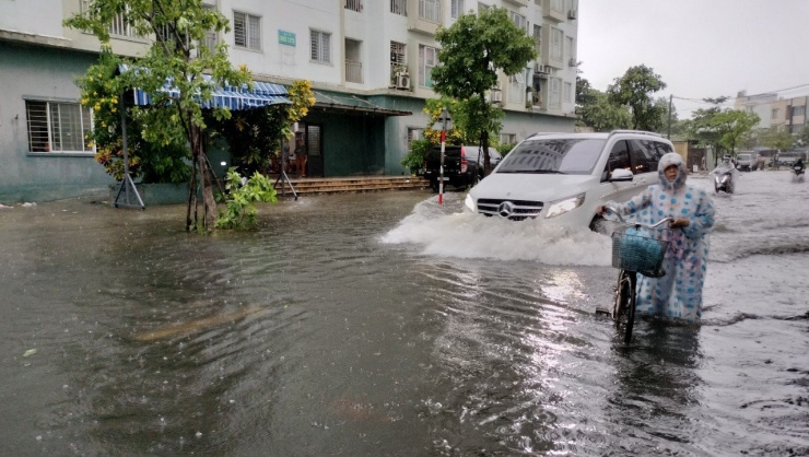 Áp thấp nhiệt đới hướng thẳng Đà Nẵng, mưa như trút nước, đường hóa thành sông - 14