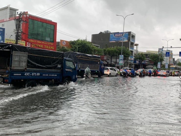 Áp thấp nhiệt đới hướng thẳng Đà Nẵng, mưa như trút nước, đường hóa thành sông - 16