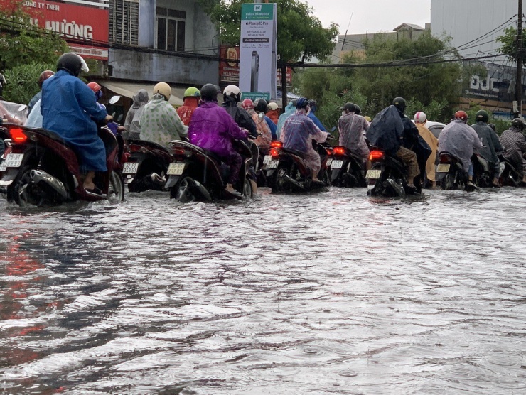 Giao thông nhiều tuyến đường ở Đà Nẵng bị ảnh hưởng, hỗn loạn do đường bị ngập nước.