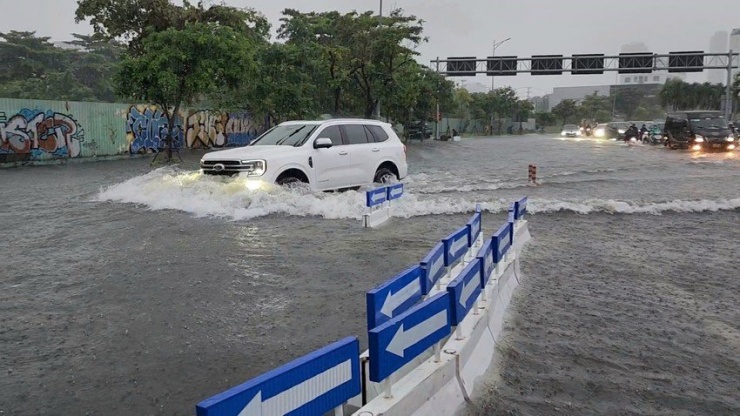 Mưa lớn do ảnh hưởng của áp thấp nhiệt đới gây ngập tại nút giao Phạm Văn Đồng - Ngô Quyền, quận Sơn Trà, Đà Nẵng sáng 25-9. Ảnh: TẤN VIỆT