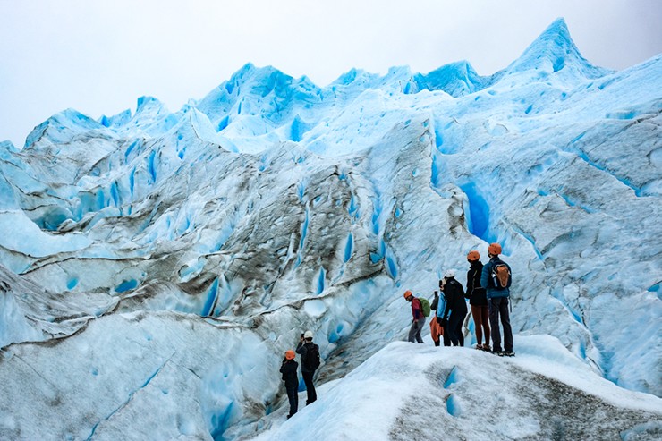 Một trong những điều tuyệt vời nhất để làm ở Perito Moreno là đi bộ trên sông băng. Cần phải đặt tour trước và bạn sẽ tham gia một nhóm nhỏ từ 10 đến 20 khách du lịch khác.
