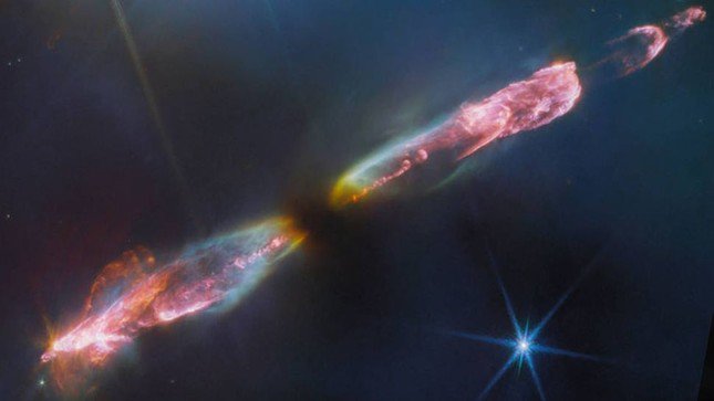 Hình ảnh ngôi sao mới đang phun khí ầm ầm trên dải thiên hà - 1