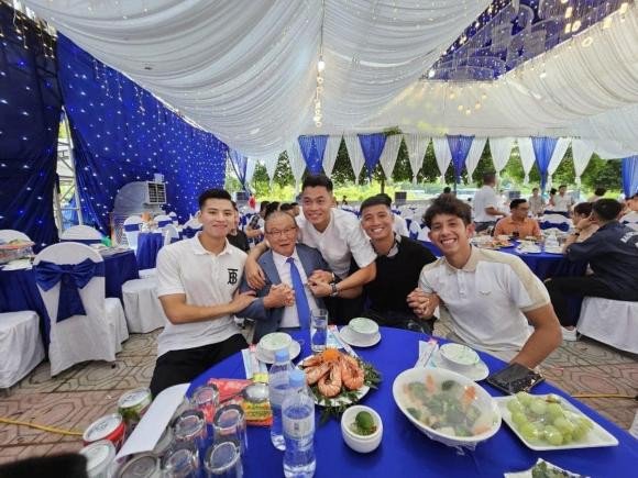 Thầy Park Hang-seo và dàn cầu thủ đội tuyển Việt Nam dự đám cưới Đình Trọng - 2