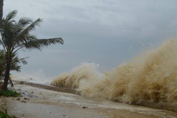 Áp thấp nhiệt đới áp sát đất liền, ảnh hưởng thế nào tới các tỉnh miền Trung?