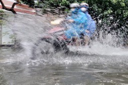 Áp thấp nhiệt đới hướng thẳng Đà Nẵng, mưa như trút nước, đường hóa thành sông