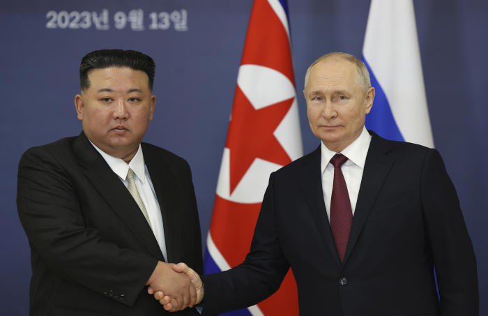 Nhà lãnh đạo Triều Tiên Kim Jong-un (trái) và Tổng thống Nga Vladimir Putin trong cuộc gặp tại sân bay vũ trụ Vostochny ngày 13-9. Ảnh: AP