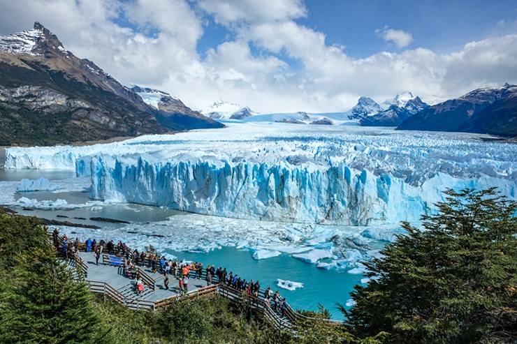 Bạn có thể đến Perito Moreno bằng xe buýt, taxi hoặc ô tô thuê. Dịch vụ xe buýt được cung cấp bởi nhiều công ty với các chuyến khởi hành thường xuyên từ bến xe buýt ở El Calafate.
