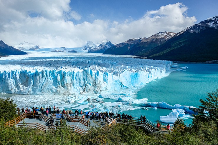 Cách phổ biến nhất để ngắm sông băng Perito Moreno là từ lối đi bắc qua bờ hồ Argentino và ngắm nhìn làn nước màu ngọc lam của nó.
