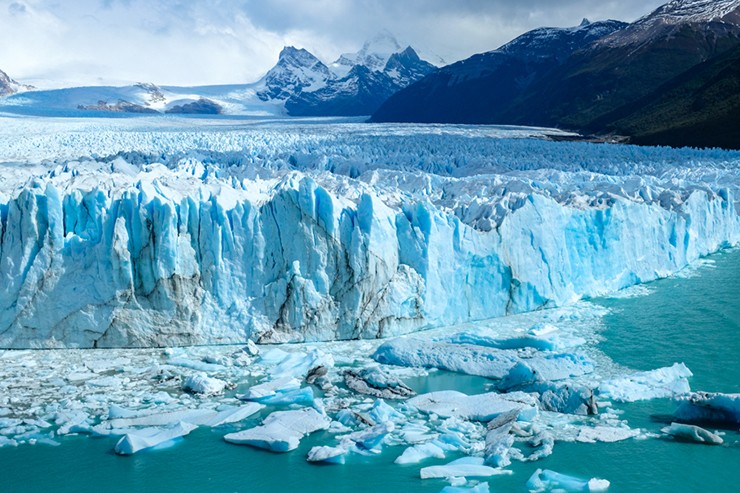 Vào mùa hè, bạn có thể chứng kiến quá trình “băng đẻ” ở sông băng Perito Moreno, nơi những tảng băng lớn thỉnh thoảng vỡ ra khỏi mép sông băng và rơi xuống hồ tạo ra tiếng vang lớn. Thời gian tốt nhất để ghé thăm là vào giữa ngày nếu bạn muốn xem hoạt động này.
