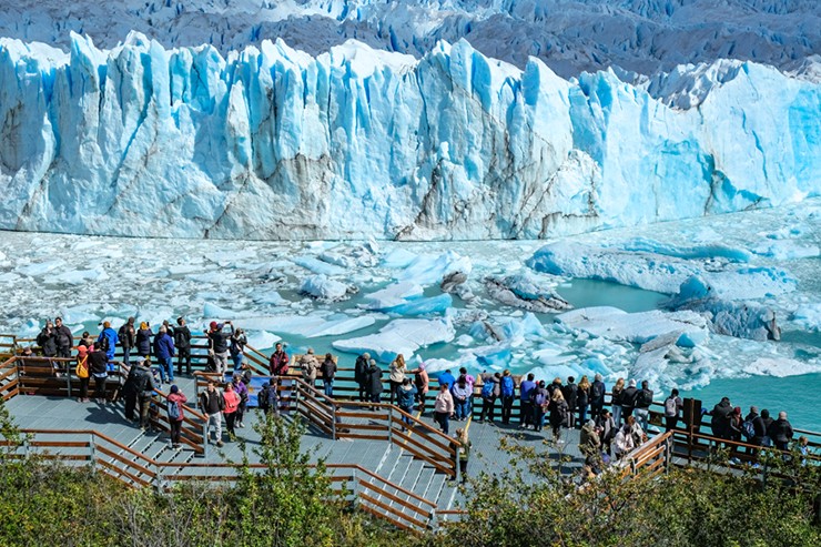 Các đài quan sát tại sông băng Perito Moreno phù hợp với mọi lứa tuổi, một số thậm chí còn hỗ trợ&nbsp;người sử dụng xe lăn. Du khách có thể đến những điểm đẹp nhất bằng cầu thang bộ. Hầu hết việc đi bộ đều khá dễ dàng và bạn có thể đến sân ga cuối cùng chỉ với một quãng đi bộ tương đối ngắn từ khu vực đỗ xe.
