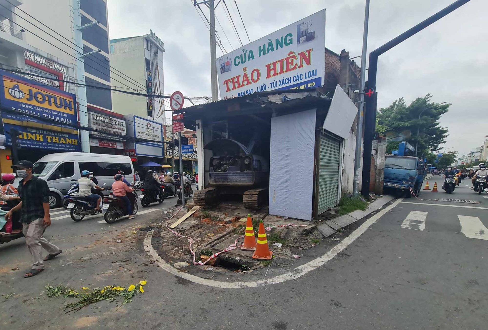 TP.HCM: Tháo dỡ căn nhà 4 mặt tiền độc nhất ở quận Tân Phú - 3