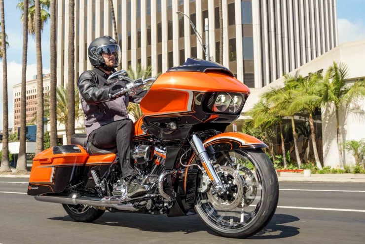 9. Harley-Davidson CVO Road Glide có giá 45.195 Bảng (1,34 tỷ đồng). Xe trang bị động cơ mới, phuộc đảo chiều, khung gầm nhẹ hơn, công nghệ được cải tiến và phong cách được cập nhật đáng kể.&nbsp;