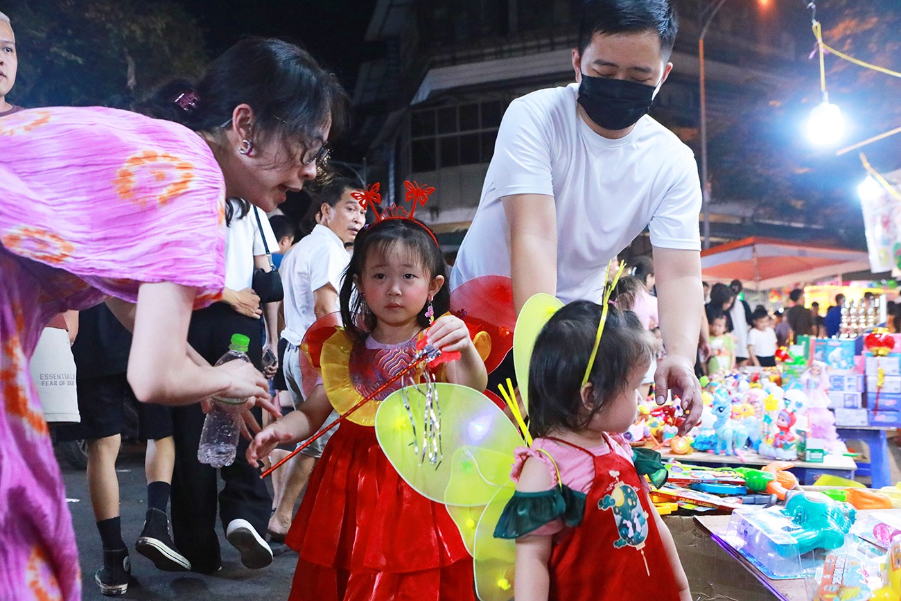 Đi chơi Trung thu sớm, hàng nghìn người chen chân trên con phố sặc sỡ, lung linh nhất Hà Nội - 11