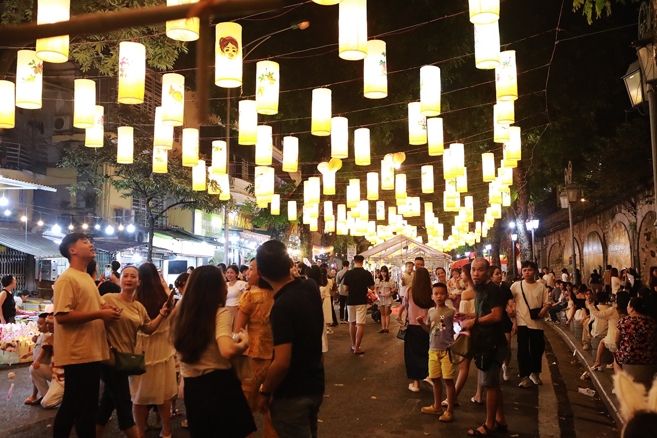 Đi chơi Trung thu sớm, hàng nghìn người chen chân trên con phố sặc sỡ, lung linh nhất Hà Nội - 14