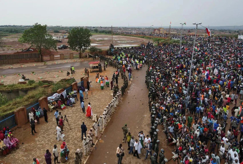 Người biểu tình gần căn cứ quân sự Pháp ở Niger hôm 2-9. Ảnh: REUTERS