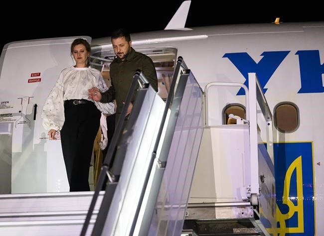 Ông Zelensky nắm tay bà&nbsp;Olena Zelenska&nbsp;khi cả hai bước xuống máy bay trong chuyến thăm Canada vào tuần trước.