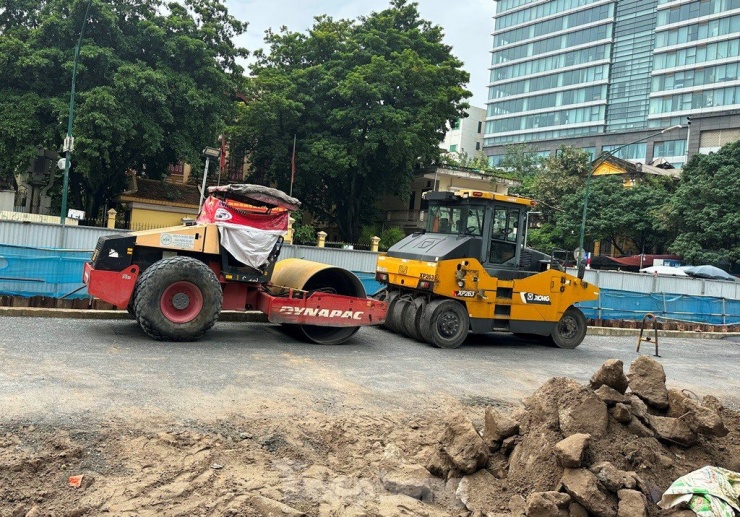 Hà Nội: Dỡ rào thi công ga ngầm trên đường Trần Hưng Đạo sau 4 năm tồn tại - 2