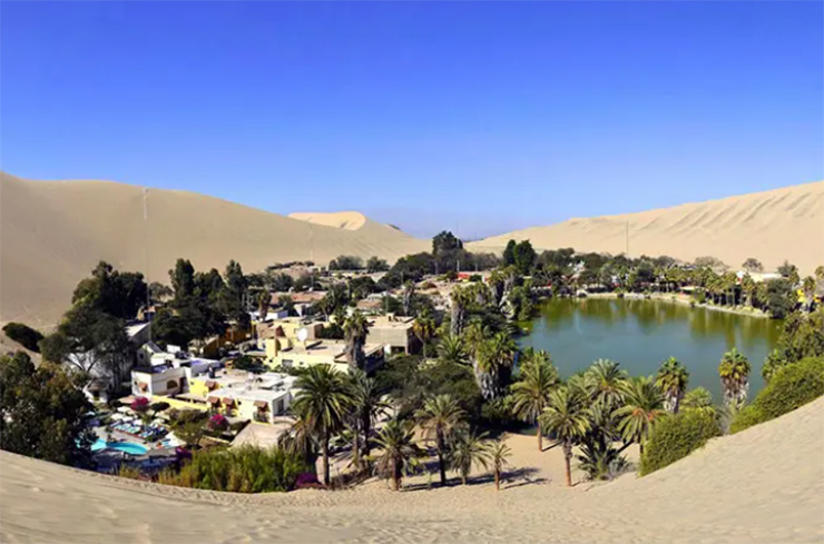 Cồn cát ở Huacachina, Peru: Ở Tây Nam Peru có một thị trấn nhỏ nằm kề bên một hồ nước bao quanh bởi những cồn cát khổng lồ ở nơi cằn cỗi nhất trên trái đất. Ốc đảo này chỉ có 96 cư dân. Nơi này mang đến cho du khách một địa điểm lý tưởng để đón hoàng hôn.
