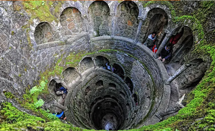 Quinta de Regaleira, Bồ Đào Nha: Chiếc giếng sâu hút này là một địa điểm hùng vĩ được người ta mệnh danh là tháp ngược. Nằm trong một khu đất ở Sintra, Bồ Đào Nha, địa điểm bí ẩn này khiến du khách băn khoăn liệu đây thực sự là một cái giếng hay một tòa tháp ngược.
