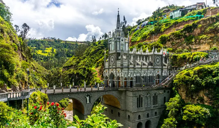 Khu bảo tồn Las Lajas ở Ipiales, Colombia: Nằm trong biên giới Colombia và Ecuador là nhà thờ tân gothic khổng lồ. Được cho là xây dựng vào những năm 1700, nhà thờ có kiến trúc cực kỳ ấn tượng này lại không hề có quá đông du khách.
