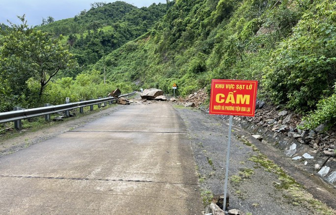 Đường Hồ Chí Minh nhánh Tây đoạn qua xã Trường Sơn (Quảng Ninh) bị lở đá trên núi, tắc đường