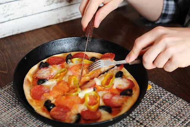 99% không biết cách ăn pizza chuẩn, rất dễ &#39;bị quê&#39; giữa chốn đông người nếu bạn không biết điều này - 2