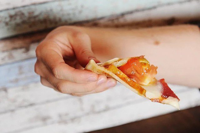 99% không biết cách ăn pizza chuẩn, rất dễ &#39;bị quê&#39; giữa chốn đông người nếu bạn không biết điều này - 7