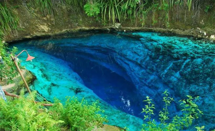 Surigao del Sur, Philippines: Ẩn mình sau những ngọn núi đá của một tỉnh nhỏ có tên Surigao Del Sur là dòng sông đẹp như trong truyện cổ tích. Bởi chưa nổi tiếng nên du khách có thể đi sâu vào các hang động của dòng sông mê hoặc mà không bị đám đông làm phiền.
