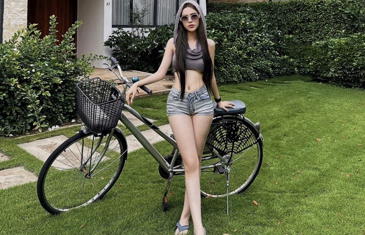 Mới đây, côgây chú ý khi đăng tải loạt ảnh check-in bên xe đạp. Trong hình, hot girl sinh năm 2002 diện áo hở dệt kim sát nách hở chân ngực, phối cùng quần jeans short.&nbsp;
