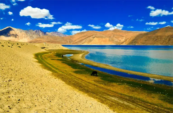 Hồ Pangong Tso, Himalaya: Được coi là hồ nổi tiếng nhất ở Ấn Độ, hồ này không hẳn là một nơi bí mật, nhưng vẫn có tương đối ít người ghé thăm. Trải dài khoảng 160km, hồ nước mặn này chứa lượng nước mặn cao nhất thế giới.
