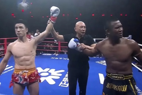 Võ sĩ Trung Quốc đang đánh giở trò, bắt "Thánh Muay" Buakaw phải đấu MMA