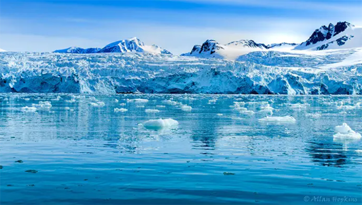 Svalbard: Đây&nbsp;là một quần đảo nằm giữa Na Uy và Bắc Cực, một trong những nơi hoang sơ đẹp nhất trên thế giới. Ở đây, bạn có thể tìm thấy nhiều&nbsp;khu bảo tồn thiên nhiên, khu bảo tồn chim và một số loài gấu Bắc Cực.
