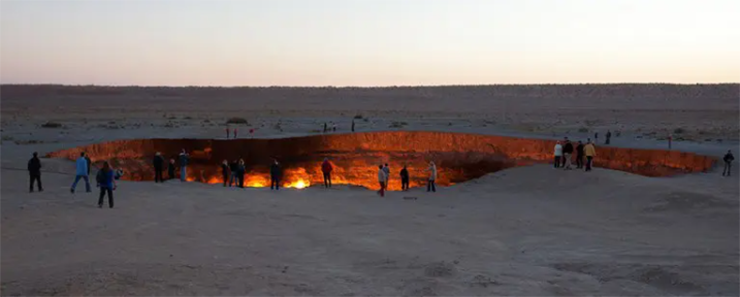 “Cánh cửa địa ngục”, Turkmenistan: Mỏ khí đốt tự nhiên được gọi là “Cánh cửa địa ngục” này&nbsp;giống như hình ảnh chụp một hành tinh khác. Hang động này sụp đổ vào năm 1971, các nhà địa chất sau đó đã đốt nó để tránh sự phát tán khí metan và kể từ đó nó cứ cháy liên tục.
