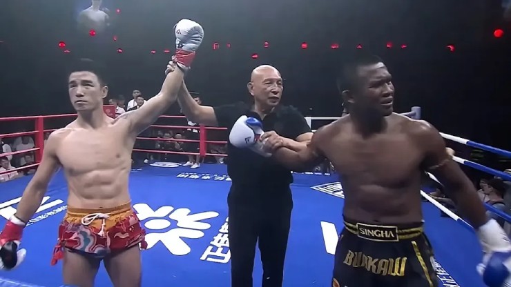 "Thánh Muay" Buakaw (bên phải) tức tối vì đối thủ giở trò